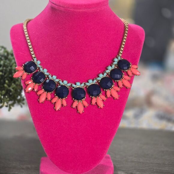NWOT! Beautiful Spring & Summer Statement Necklace - Picture 4 of 10